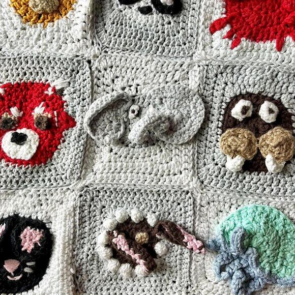 Adorable granny square crocheted childrens baby blanket - Picture 2 of 8